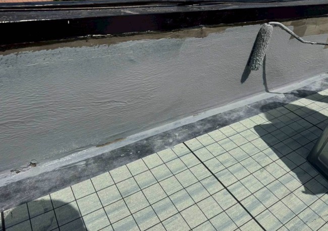 ウレタン防水　立ち上がりにメッシュシートとウレタン塗料を塗っている